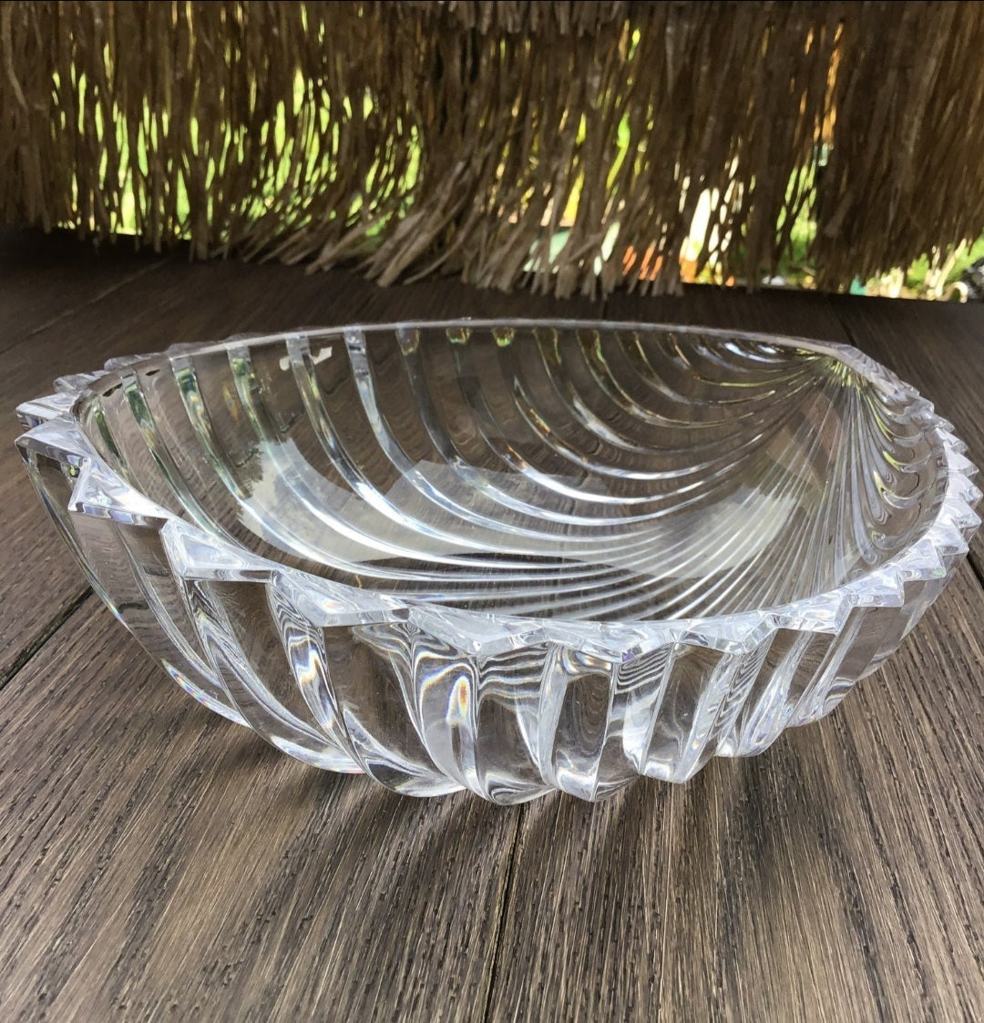 Clear crystal bowl with a scalloped shell shape — view 3