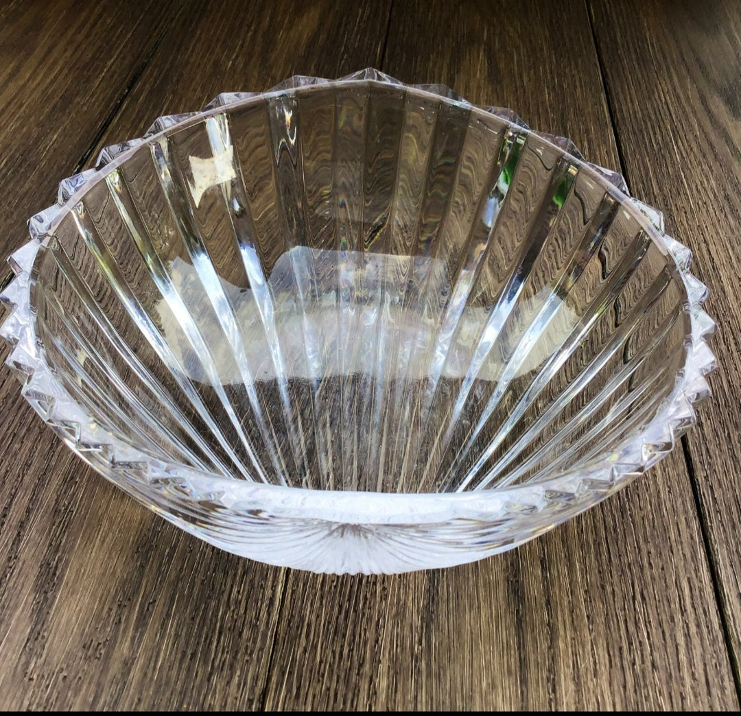 Clear crystal bowl with a scalloped shell shape — view 4